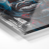 Das Bild zeigt ein lebendiges Porträt. Hier wird das Material "Acrylglas" in der Nahaufnahme gezeigt von Tupac Shakur mit expressiven, farbenfrohen Akzenten auf einer Leinwand. Der Stil des Kunstwerks ist modern und wirkt fast wie eine Fusion aus Realismus und abstrakter Kunst. Die Farben Blau und Rot dominieren, wobei dynamische Farbspritzer und Ströme über das Gesicht laufen, was dem Bild Energie und Bewegung verleiht.