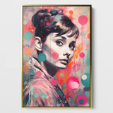 Das Bild zeigt ein Porträt von Audrey Hepburn im Pop-Art-Stil mit einem lebendigen Farbspektrum aus Rosa-, Orange- und Blautönen. Das Gesicht der Frau ist detailliert und realistisch mit einem subtilen Lächeln und sanft blickenden Augen dargestellt. Ihr Haar ist zu einem hohen Knoten gestylt, und durchscheinende Farbkleckse überlagern das Bild, was dem Werk eine spielerische und künstlerische Atmosphäre verleiht. Das Leinwandbild ist eingerahmt in einen goldenen Schattenfugenrahmen.